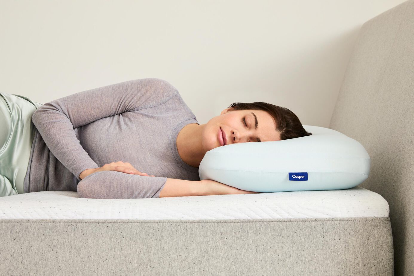 Casper Snow Hybrid Pillow image number 0