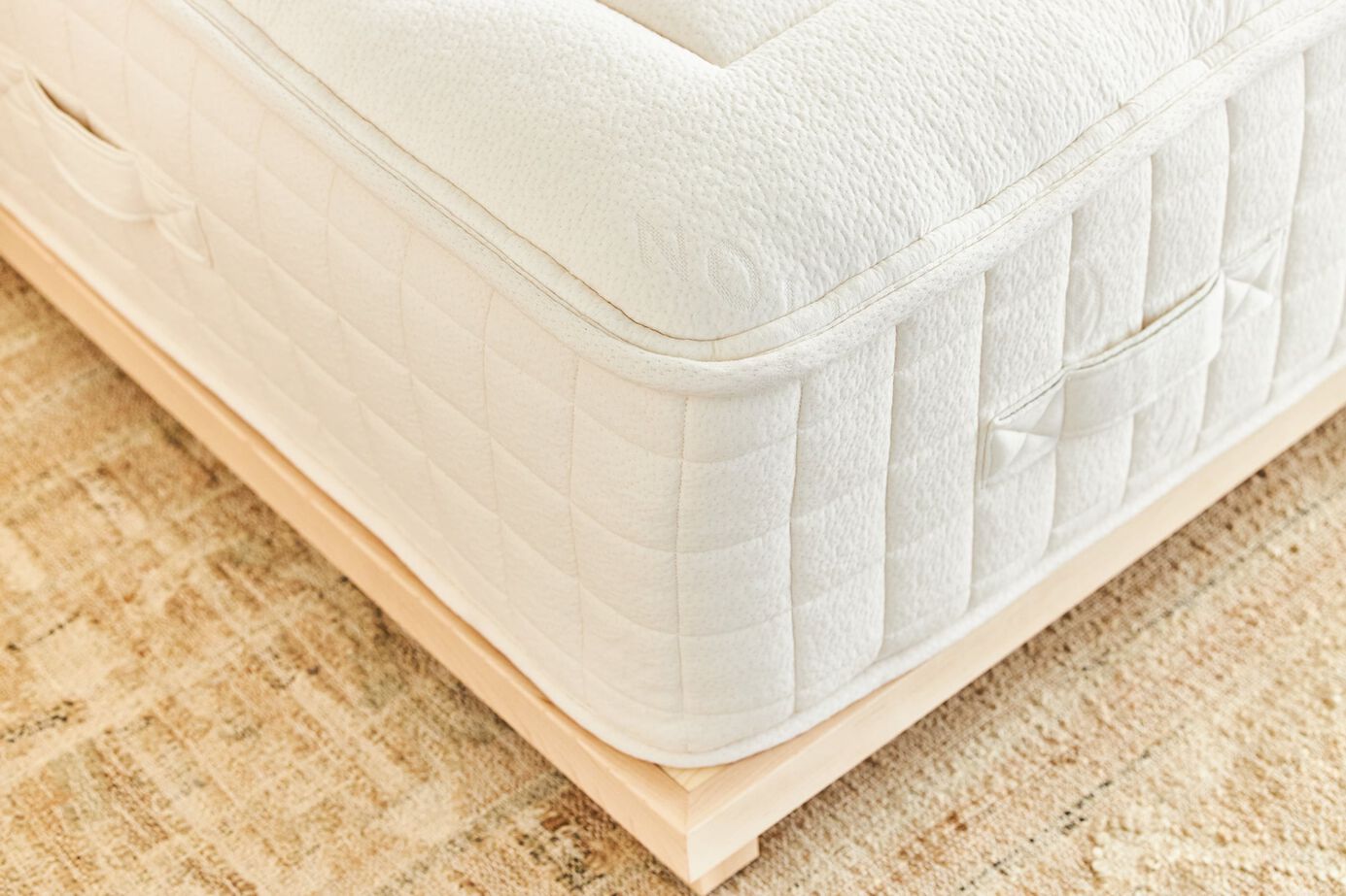 Avocado Luxury Hybrid Medium Mattress 13.25" image number 2