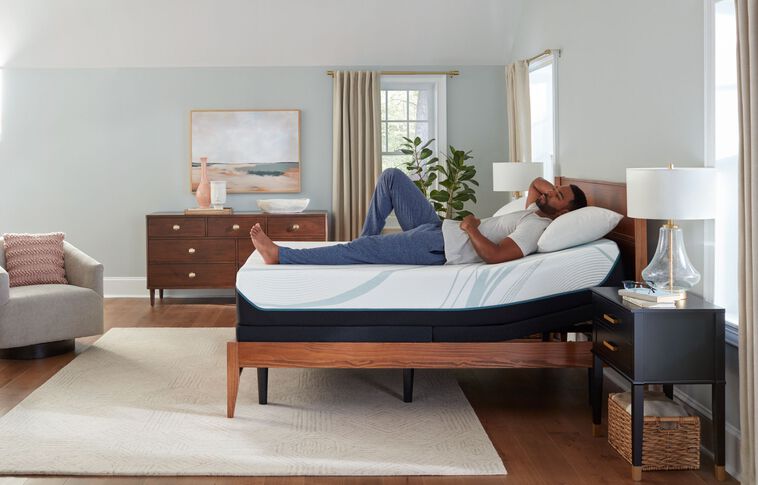 Tempur-Pedic Adapt  Medium Hybrid Mattress 11" image number 4