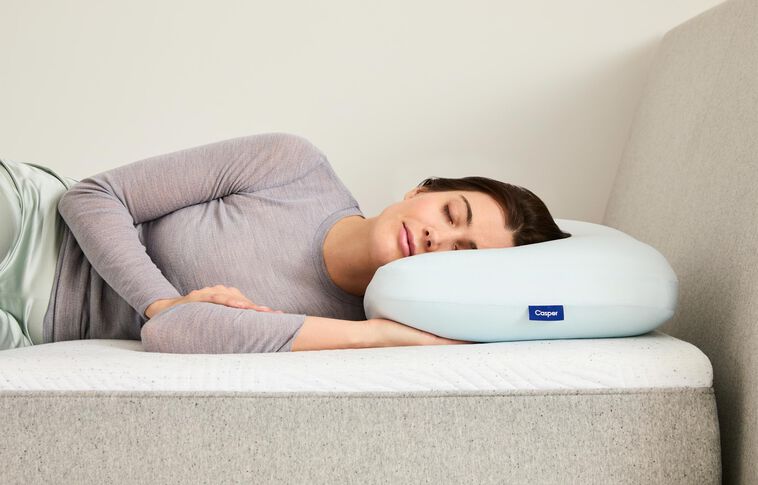 Casper Snow Hybrid Pillow image number 0