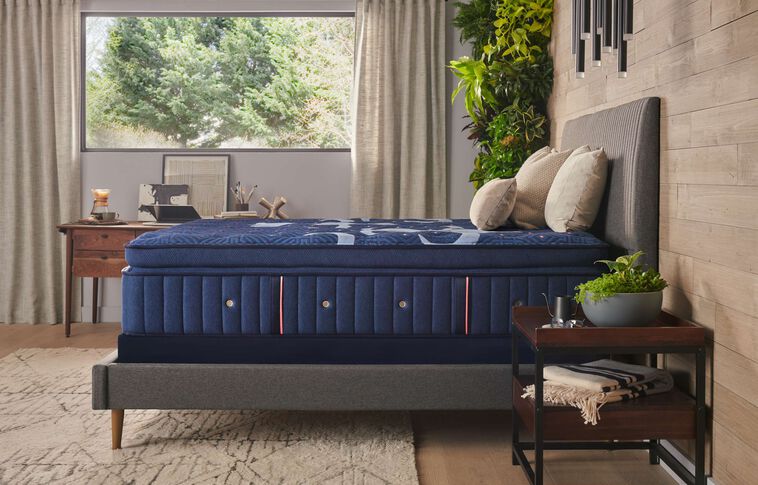 Stearns and Foster Lux Estate  Medium Pillow Top Mattress 16" image number 1